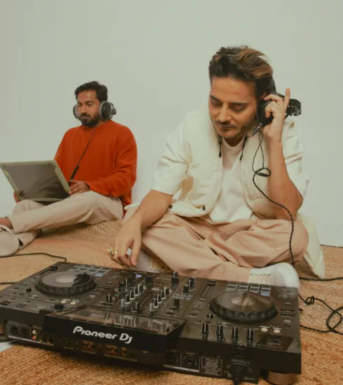 El dúo internacional revolucionario Tangan Tribe mezcla música electrónica con influencias indias en su nuevo sencillo 'Sadde Te' 5 NDD-Captura de pantalla 2025 02 07 a las 15.35.59