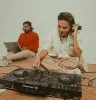 El dúo internacional revolucionario Tangan Tribe mezcla música electrónica con influencias indias en su nuevo sencillo 'Sadde Te' 1 NDD-Captura de pantalla 2025 02 07 a las 15.35.59