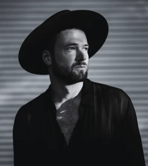 Monolink presenta una conmovedora interpretación acústica de “Mesmerized” 4 NDD-Captura de pantalla 2025 02 13 a las 15.55.55