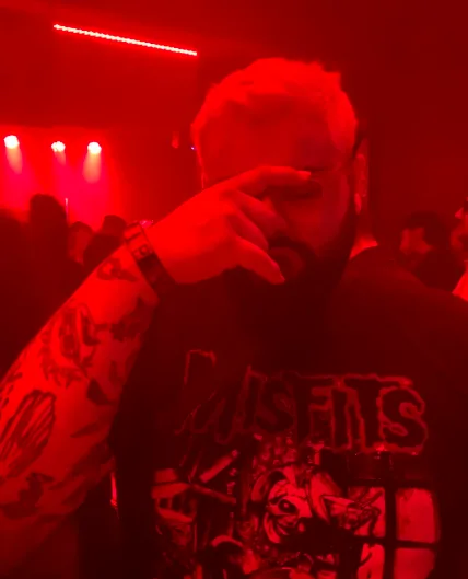 Un sello estadounidense culto da la bienvenida al talento texano Sticktalk para un entrenamiento techno fanfarrón 5 NDD-Captura de pantalla 2025 02 25 a las 18.07.37 png