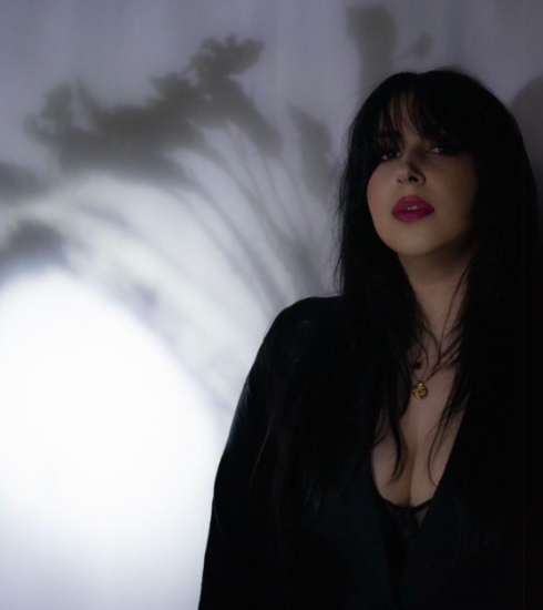 La australiana-iraní Naz lanza «Nafas», el próximo sencillo/capítulo multimedia de su proyecto de música/vídeo/libro, en su sello New Eden. 4 NDD-Captura de pantalla 2025 03 12 a las 15.36.43