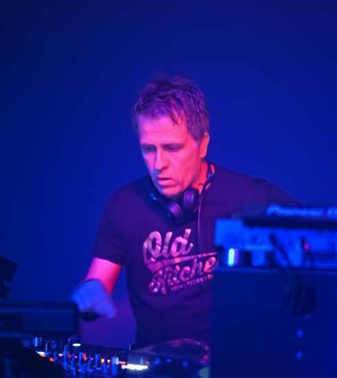 Audioklinik: exploración sonora y sinergia en el estudio 5 NDD-JYH 2449