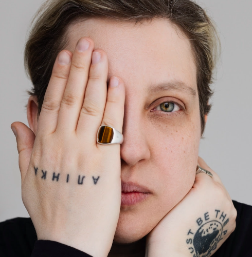 El club ∄ (K41) de Kiev da la bienvenida a Alinka como su primera residente internacional 3 NDD-Captura de pantalla 2025 05 07 a las 13.15.20