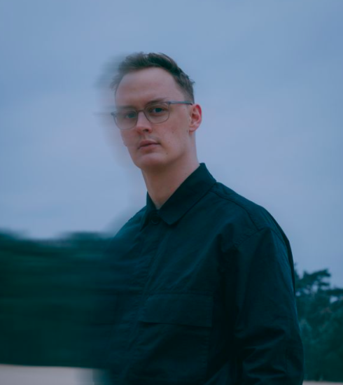 Corren Cavini anuncia su álbum debut «A Place To Call Home» con su nuevo y emocionante sencillo «Agoraphobia». 3 NDD-Captura de pantalla 2025 07 18 a las 14.35.46