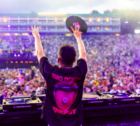 Dimitri Vegas revive el arte de pinchar vinilos con su set Tomorrowland 2025, disponible ahora en YouTube 9 NDD-Captura de pantalla 2025 09 07 a las 21.17.39