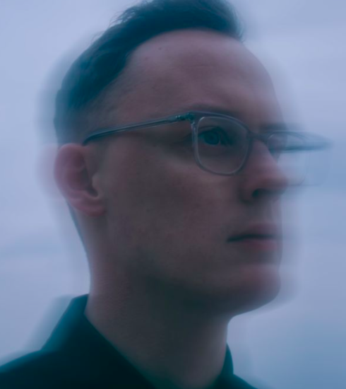 Corren Cavini presenta su esperado álbum debut, "A Place To Call Home". 4 NDD-Captura de pantalla 2025 10 10 a las 12.16.25