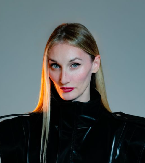 Tao Andra y Adam Clay versionan el clásico de los 2000 «Born Again (Babylonia)» 5 NDD-Captura de pantalla 2026 04 03 a las 20.51.00