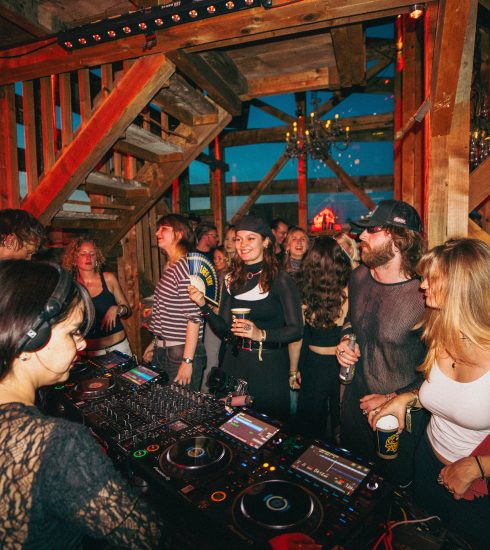 Mira a Sofia Kourtesis triunfar en el emblemático bar de fondue Hafechäs de Basilea 3 NDD-unnamed 16