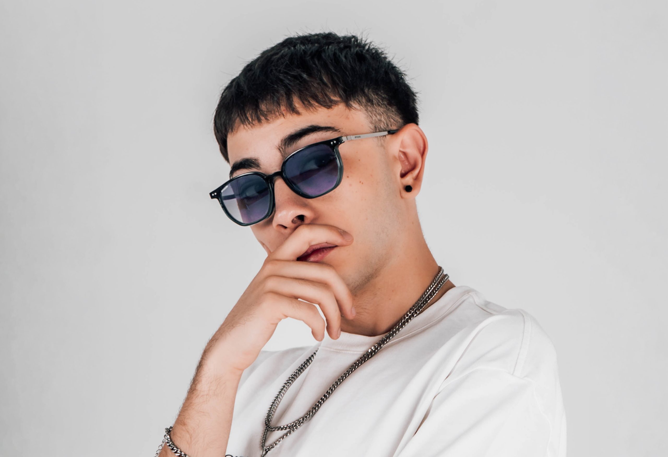 Varoc abre una nueva etapa artística con “Never Alone”, su debut junto a TheWarehouse Miami 5 NDD-VAROC 2026 scaled