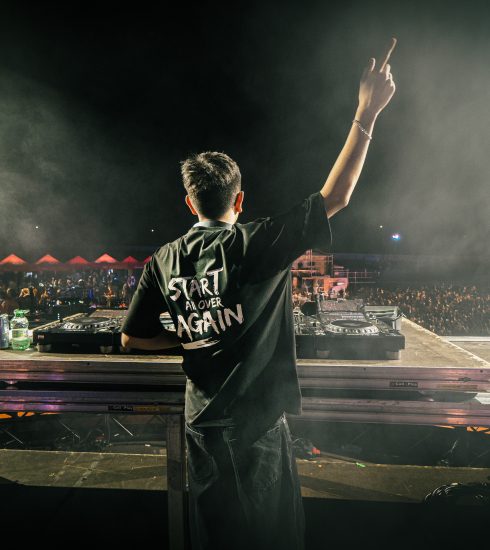 Varoc abre una nueva etapa artística con “Never Alone”, su debut junto a TheWarehouse Miami 5 Varoc presenta “Never Alone”, su nuevo lanzamiento junto a TheWarehouse Miami.