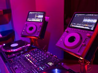 No mires la pantalla: mira lo que hay detrás del AlphaTheta CDJ-1500X 4 NDD-CDJ 1500X LifestyleImages AskForJanice 09 HR 7703x5138