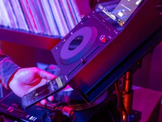 No mires la pantalla: mira lo que hay detrás del AlphaTheta CDJ-1500X 5 NDD-CDJ 1500X LifestyleImages AskForJanice 25 HR 7946x5300 scaled 1