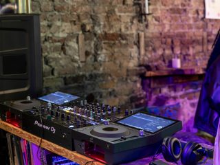 No mires la pantalla: mira lo que hay detrás del AlphaTheta CDJ-1500X 7 NDD-CDJ 1500X LifestyleImages Falkor 06 HR 7055x4706