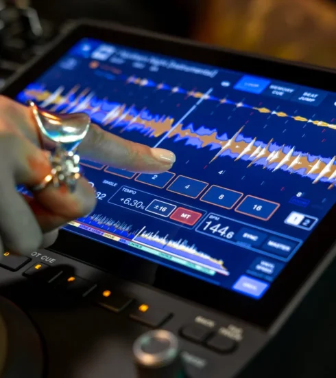 No mires la pantalla: mira lo que hay detrás del AlphaTheta CDJ-1500X 3 NDD-CDJ 1500X LifestyleImages Falkor 35 HR 7809x5209 1024x1024 1