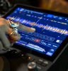 No mires la pantalla: mira lo que hay detrás del AlphaTheta CDJ-1500X 1 NDD-CDJ 1500X LifestyleImages Falkor 35 HR 7809x5209 1024x1024 1